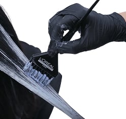 Стилист работает с волосами